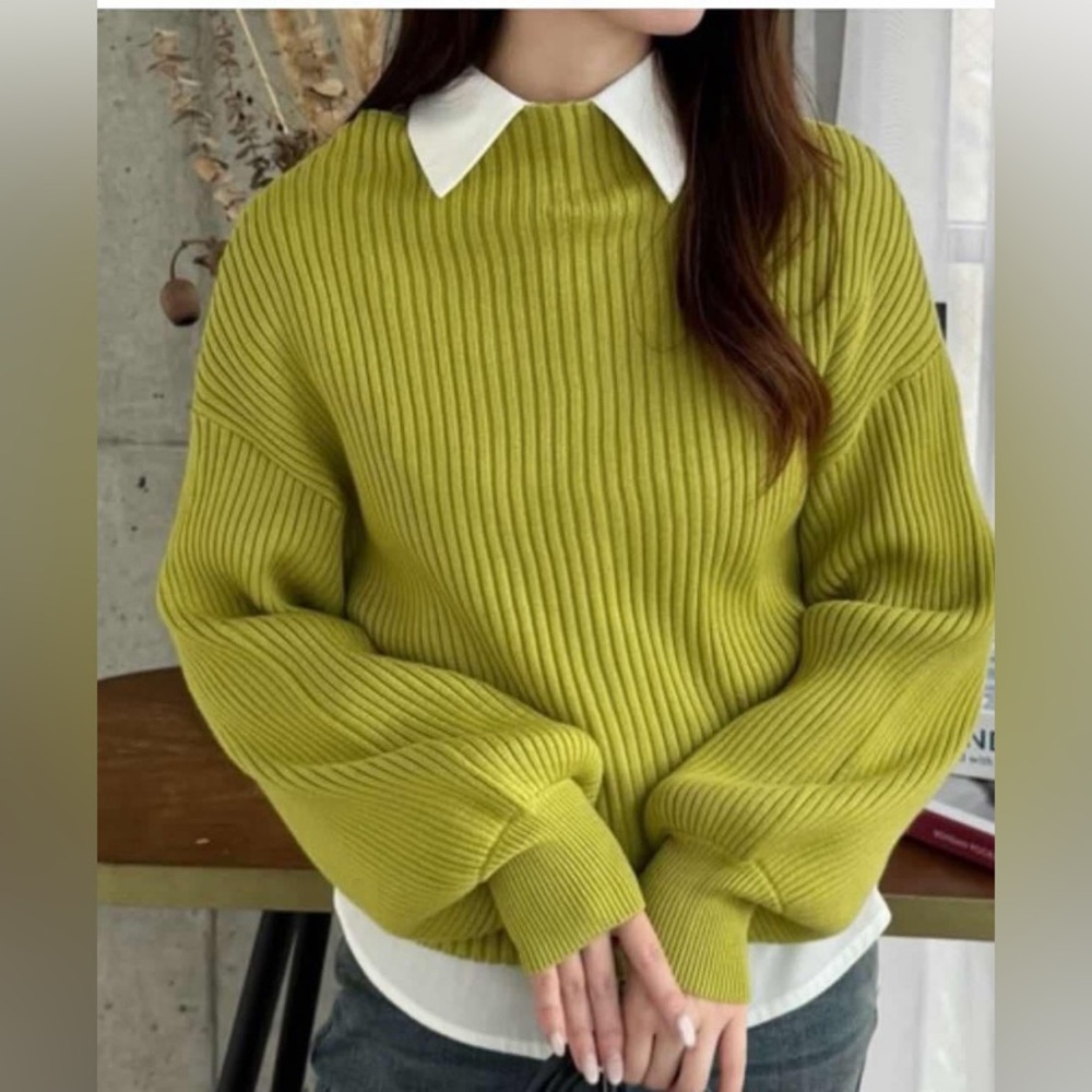 Red Berry Mock turtleneck in fantastic unique green size S/M